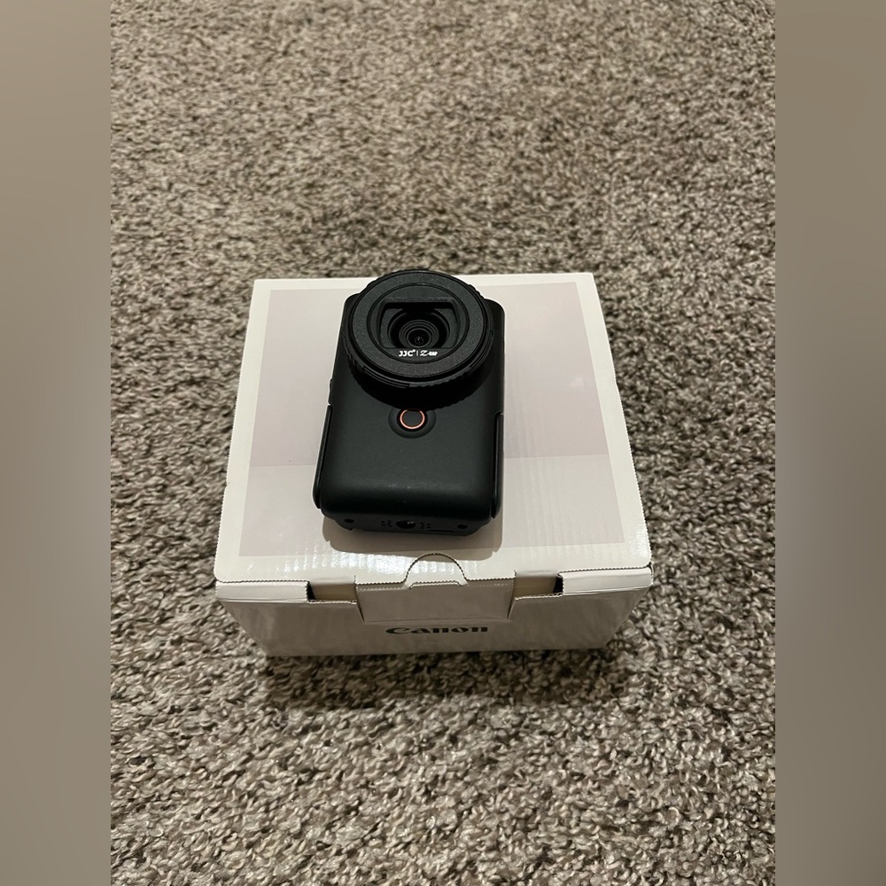 Canon Powershot V10 blog camera (international version)